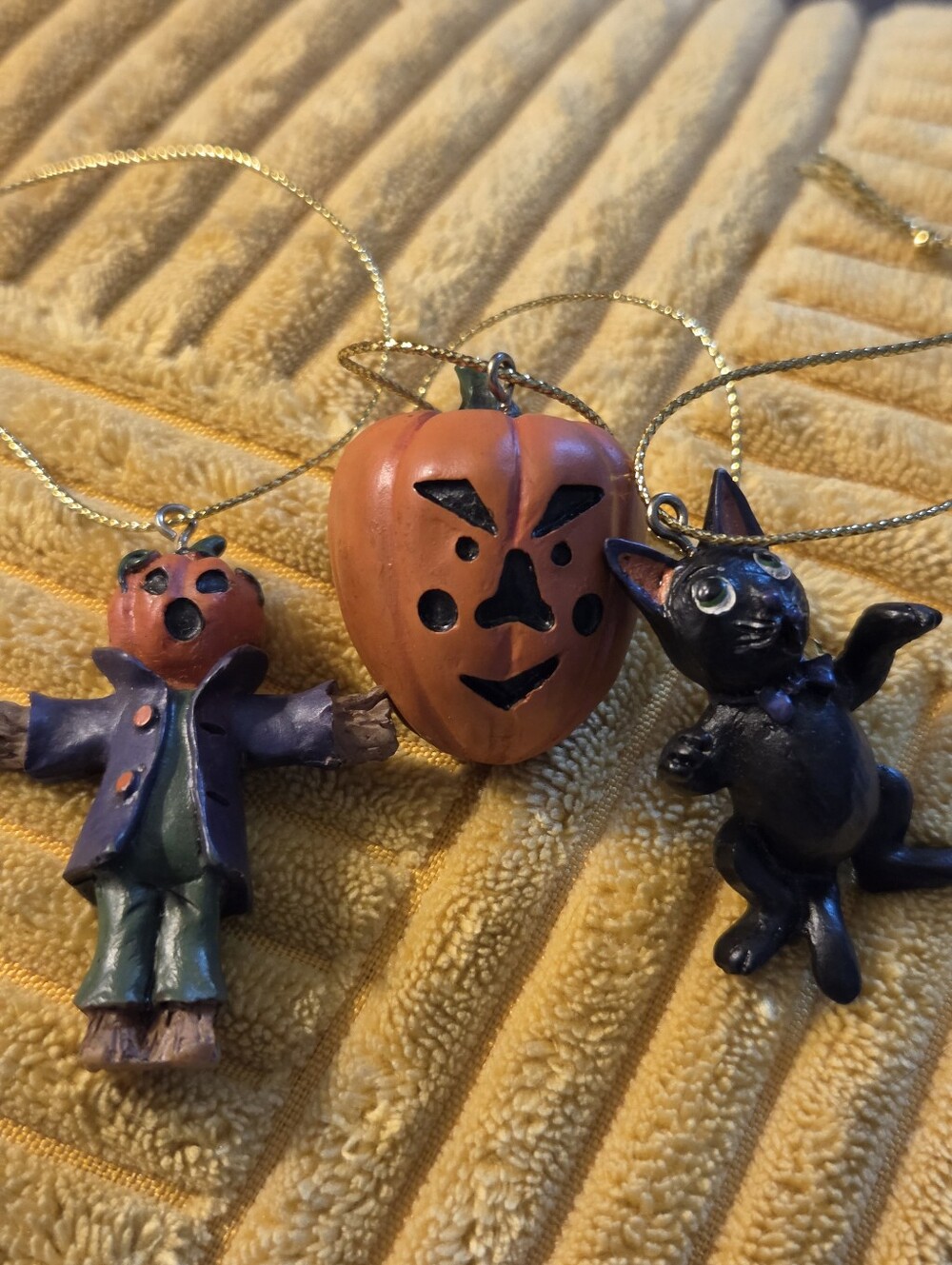 Mini Halloween Hanging Ornaments Resin Mixed Lot Of 3 /pumpkin,  Scarecrow, Cat